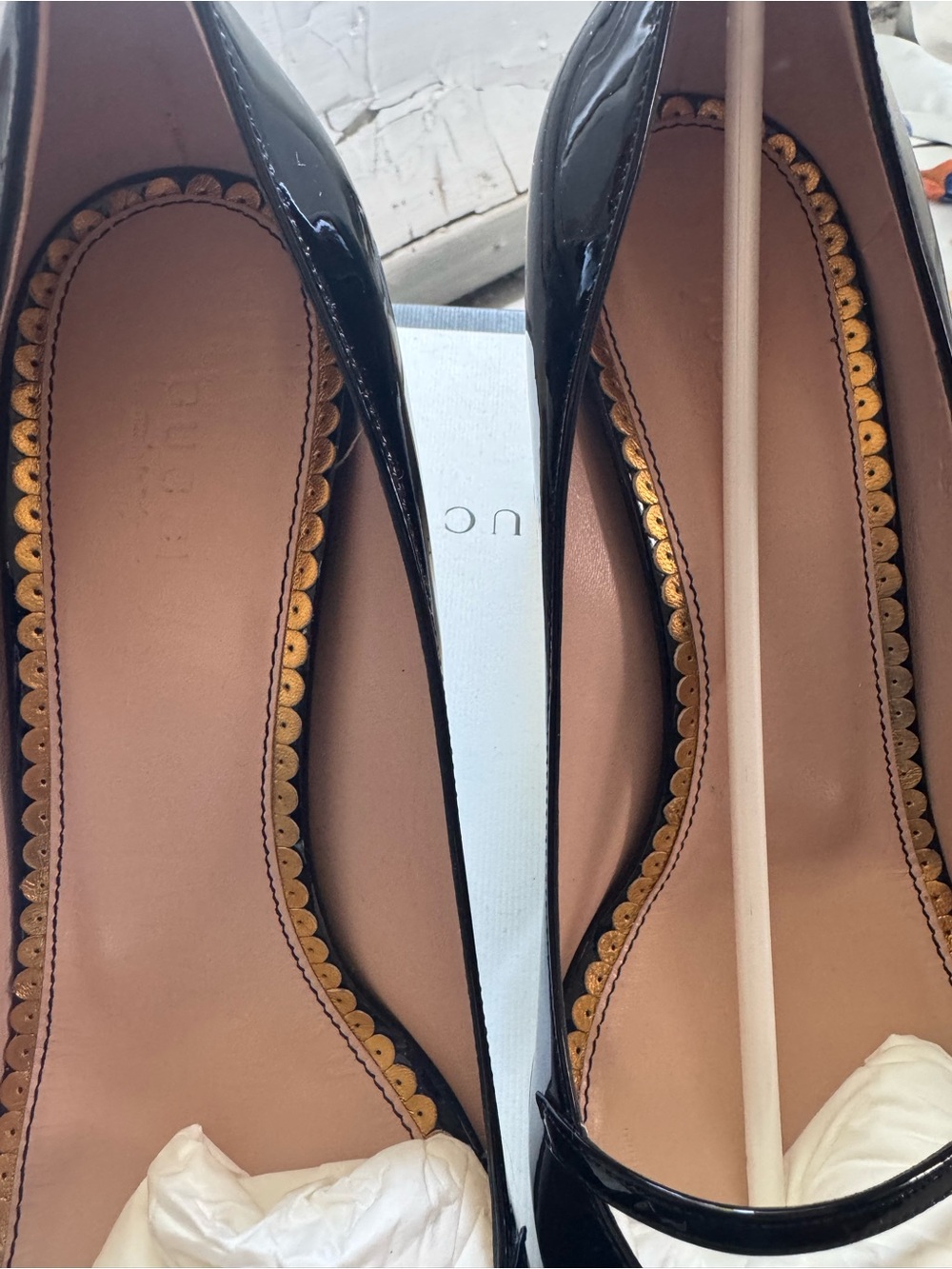 Gucci Black Patent Leather Mid-Heel Pumps with Vernice crystal. Size 39 NEW! - Picture 5 of 8